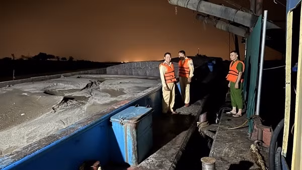 2 tàu hút cát lậu hoạt động ở địa bàn giáp ranh