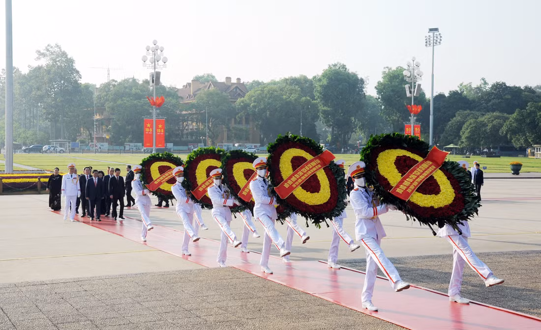 Lãnh đạo Đảng, Nhà nước và Bộ Công an vào Lăng viếng Chủ tịch Hồ Chí Minh -0