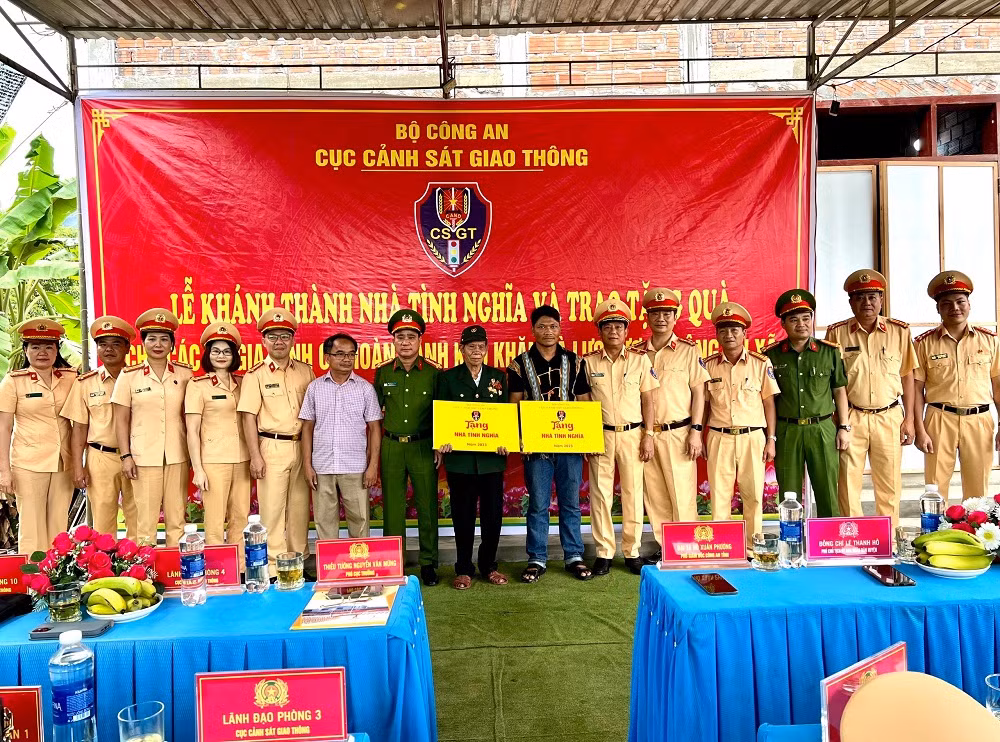 Trao tặng 2 nhà tình nghĩa và nhiều phần quà cho Công an xã, người dân huyện miền núi Nam Đông -0