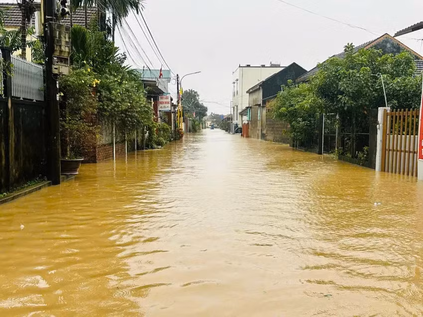 Mưa lũ gây ngập sâu nhiều khu vực ở Quảng Trị -0
