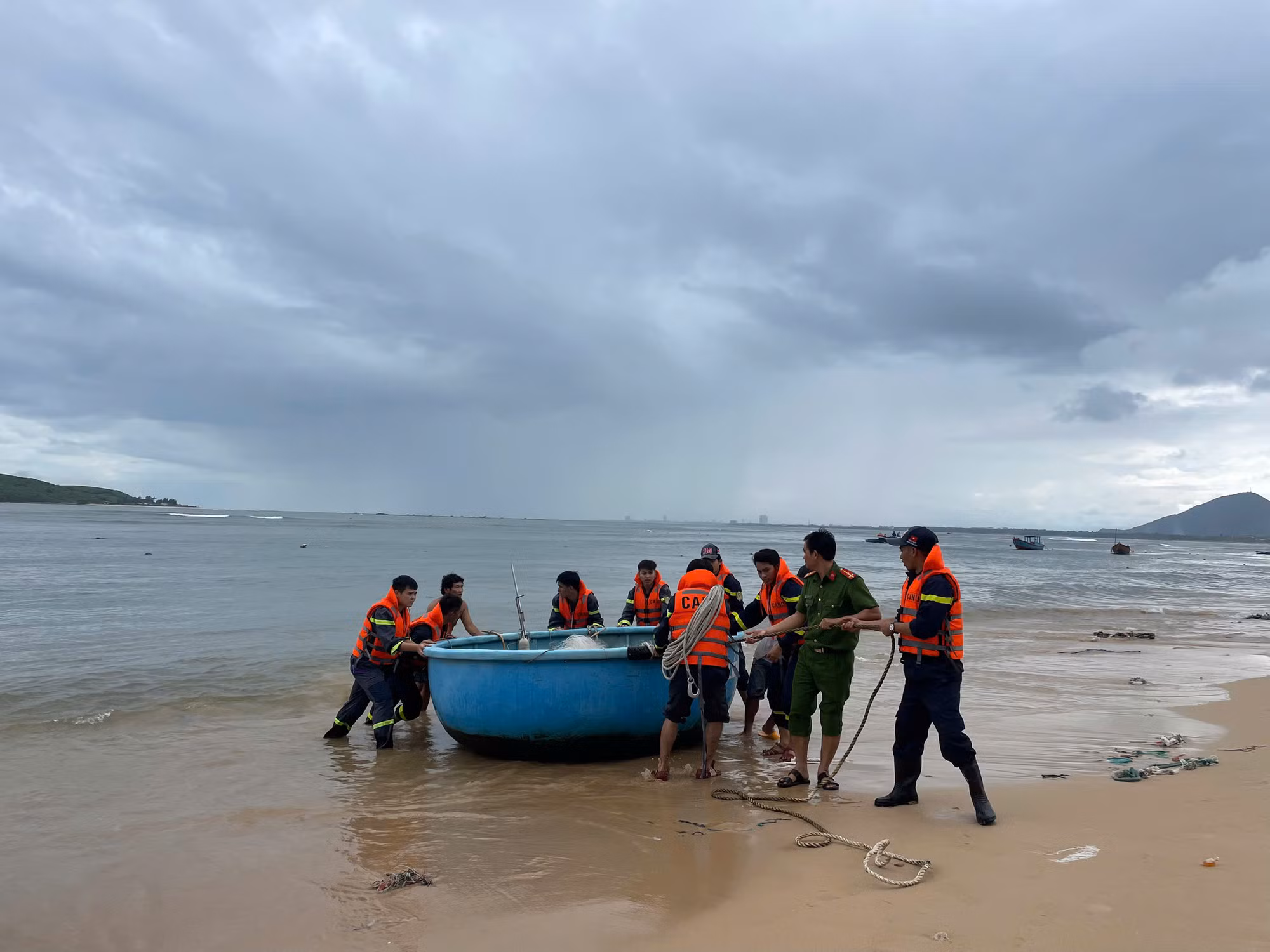 Công an xã, phường ven biển Khánh Hòa, Đắk Lắk giúp dân “đón bão” Kalmaegi với tâm thế sẵn sàng -0