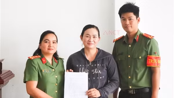 Cán bộ Công an Cần Thơ trao trả tiền cho người chuyển nhầm