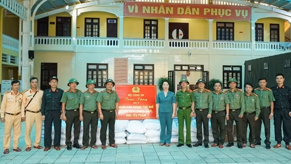 Trao 70 tấn gạo, lương thực, nhu yếu phẩm của Bộ Công an hỗ trợ người dân Huế