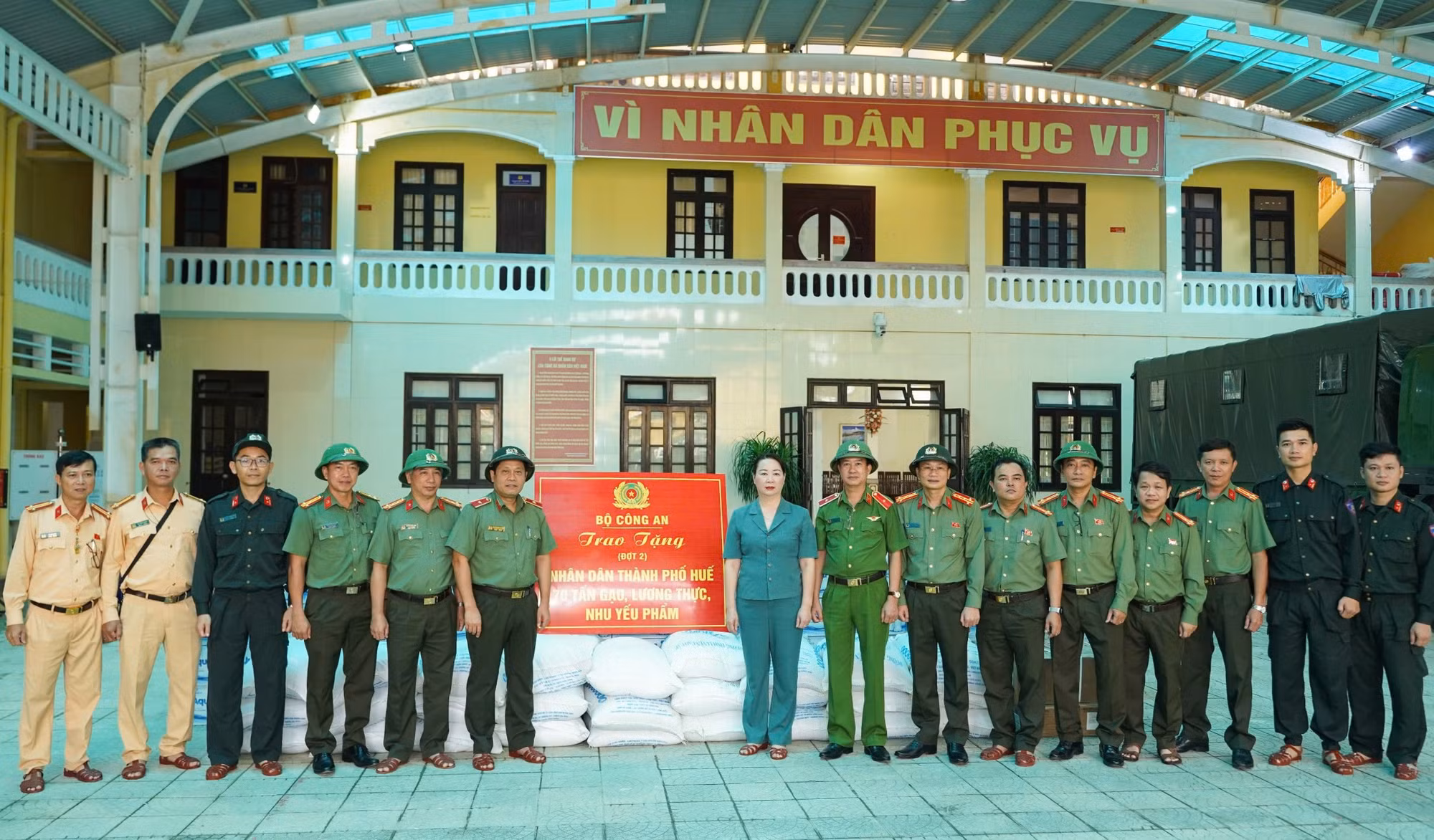 70 tấn gạo, lương thực, nhu yếu phẩm của Bộ Công an đến với người dân vùng lũ xứ Huế -0