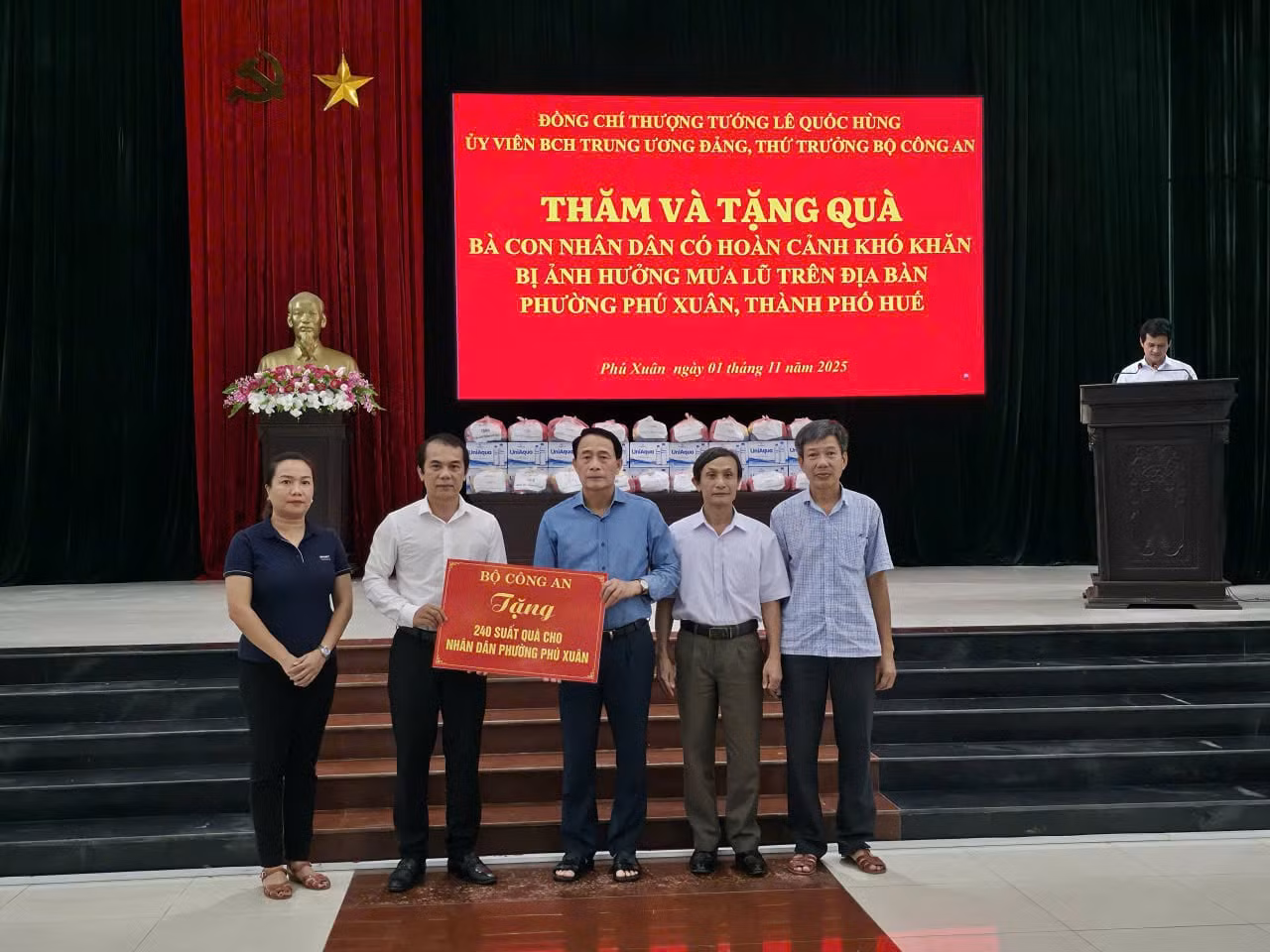 Thứ trưởng Lê Quốc Hùng thăm, tặng quà cho người dân bị ảnh hưởng lũ lụt tại Huế -0