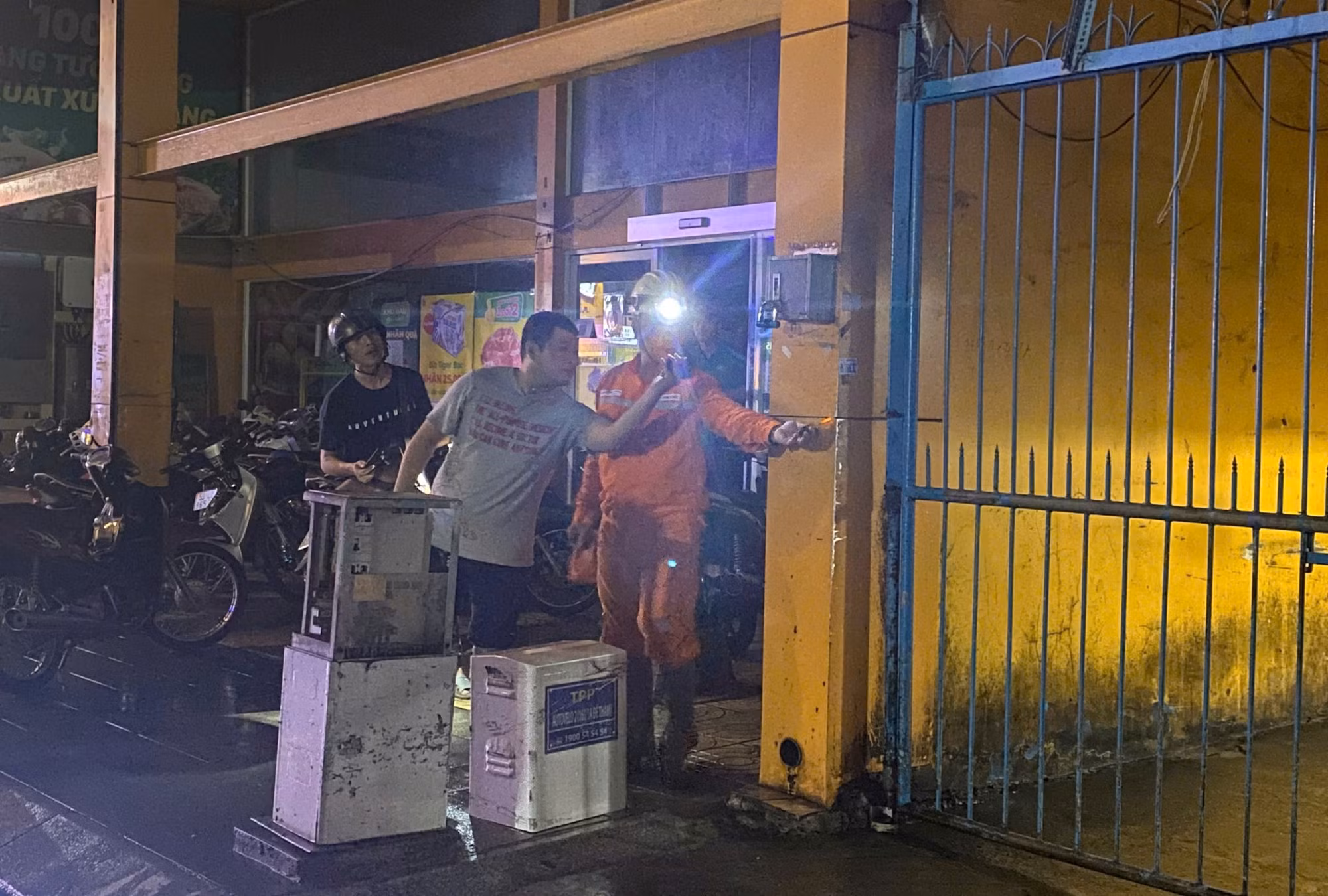 TP Hồ Chí Minh: Một thanh niên nghi bị điện giật tử vong khi đi qua đường ngập nước -0