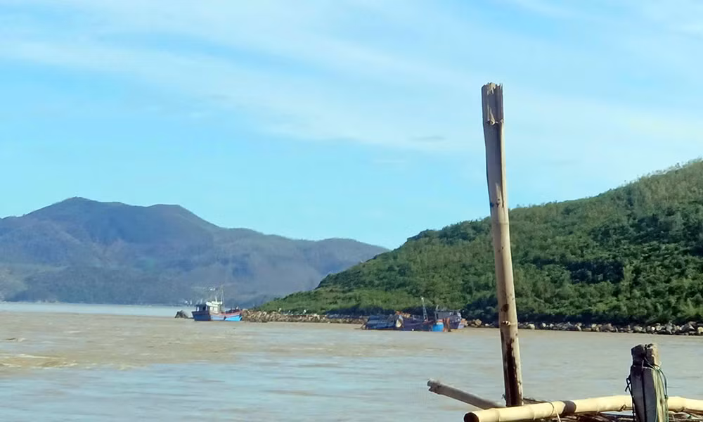 Cứu sống hai thuyền viên bị sóng đánh đắm thuyền, cuốn trôi ra biển -0
