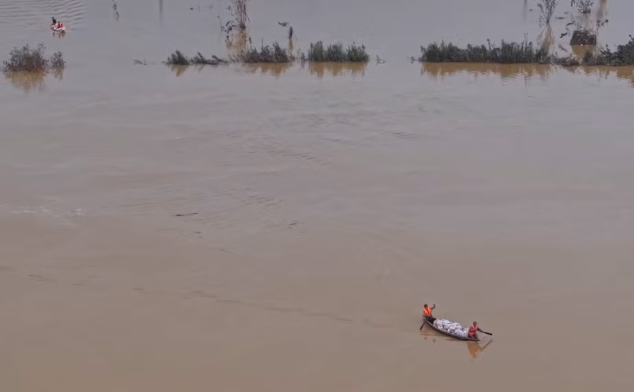 Hàng nghìn suất quà của bà con Đắk Lắk băng nước lũ đến với bà con miền Trung -0