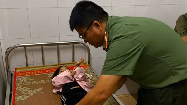 Đắk Lắk: Công an xã băng rừng, vượt bão đưa bé gái đi cấp cứu