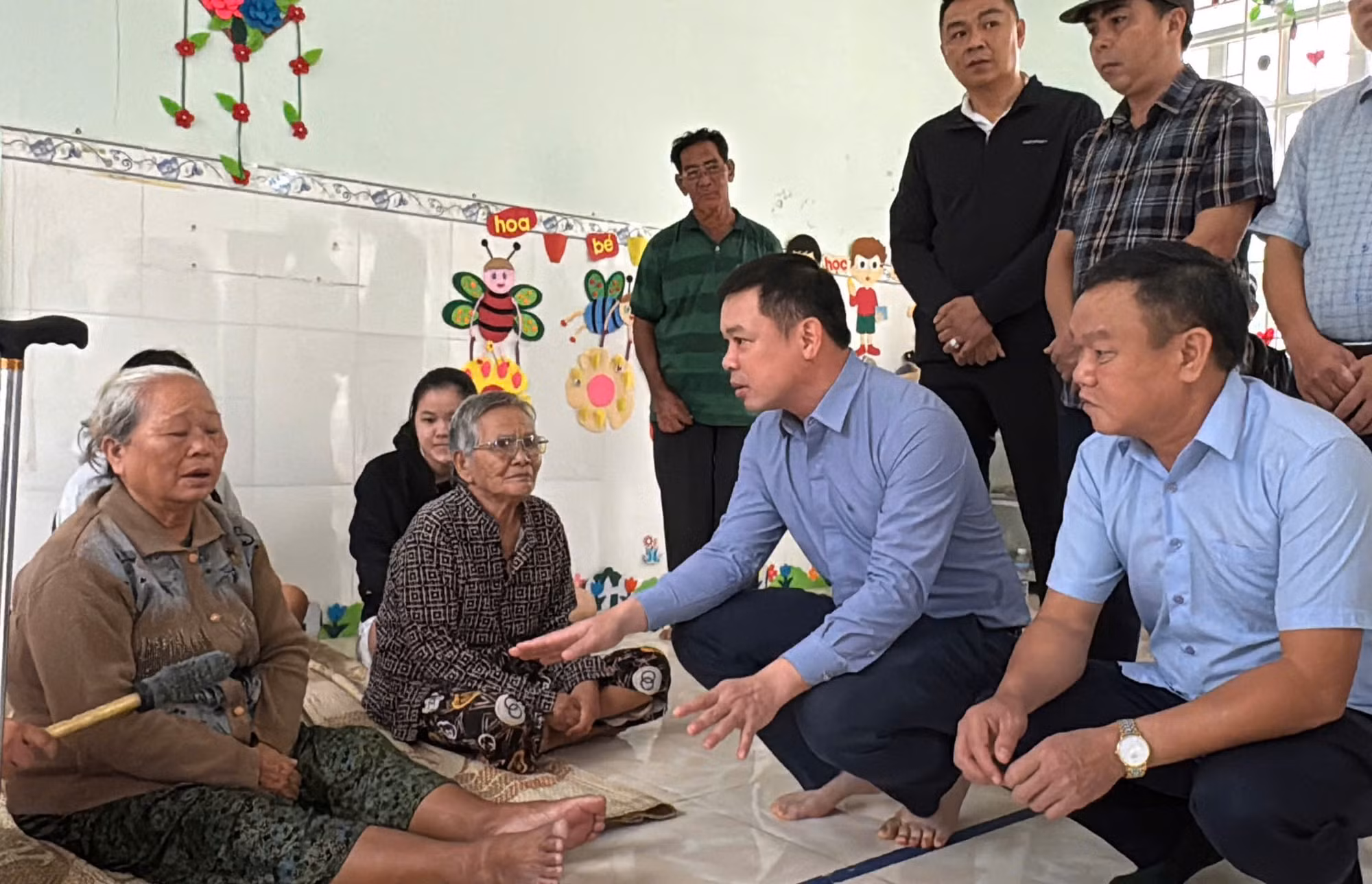 Phó bí thư Tỉnh ủy Đắk Lắk “gõ cửa từng nhà” yêu cầu người dân sơ tán tránh bão -0
