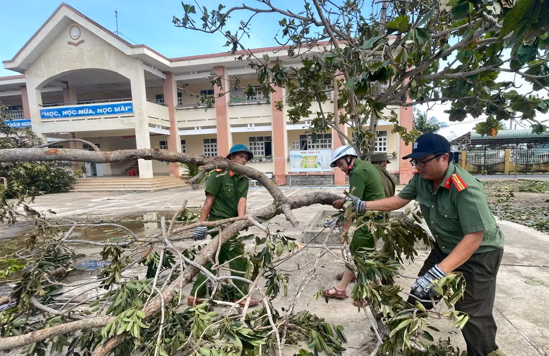 Công an các xã đồng bằng, miền núi phía Đông Đắk Lắk nỗ lực giúp dân khắc phục hậu quả từ cơn bão Kalmaegi -0
