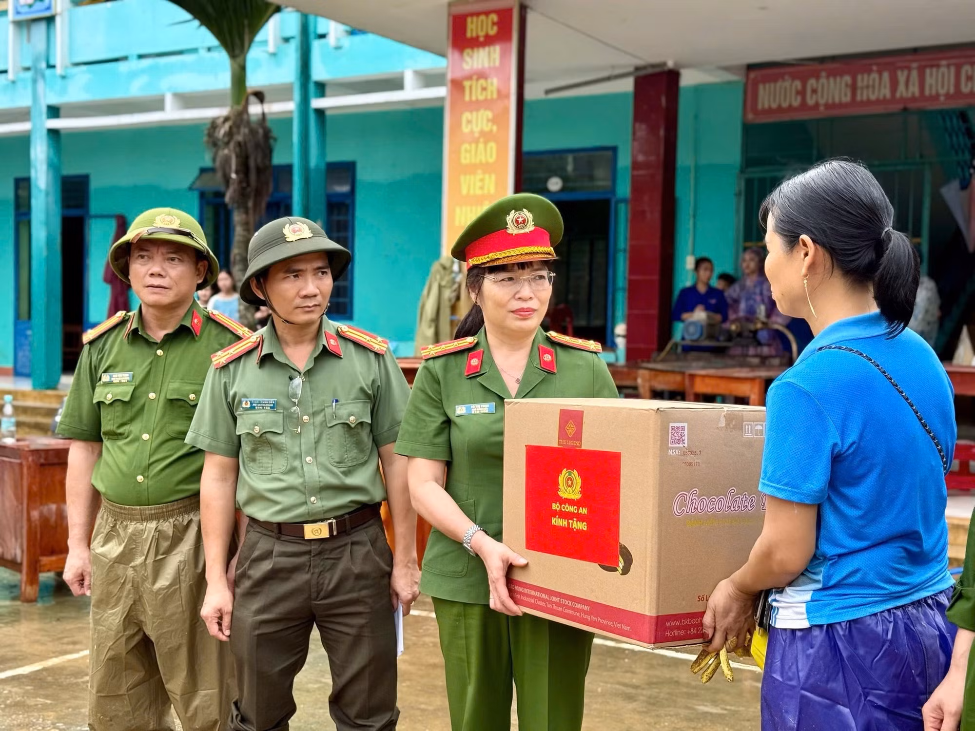 Hơn 3,5 tấn lương thực và 2.000 thùng nước sạch từ Bộ Công an đến tay người dân vùng lũ Đà Nẵng -0