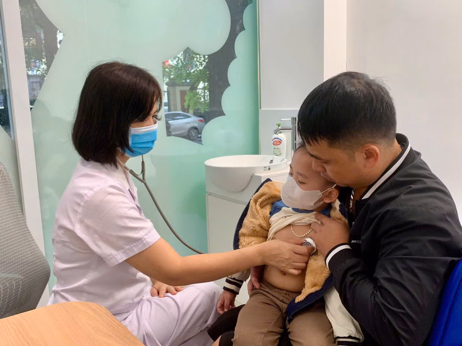 Thời tiết giao mùa, gia tăng trẻ em và người già nhập viện -0