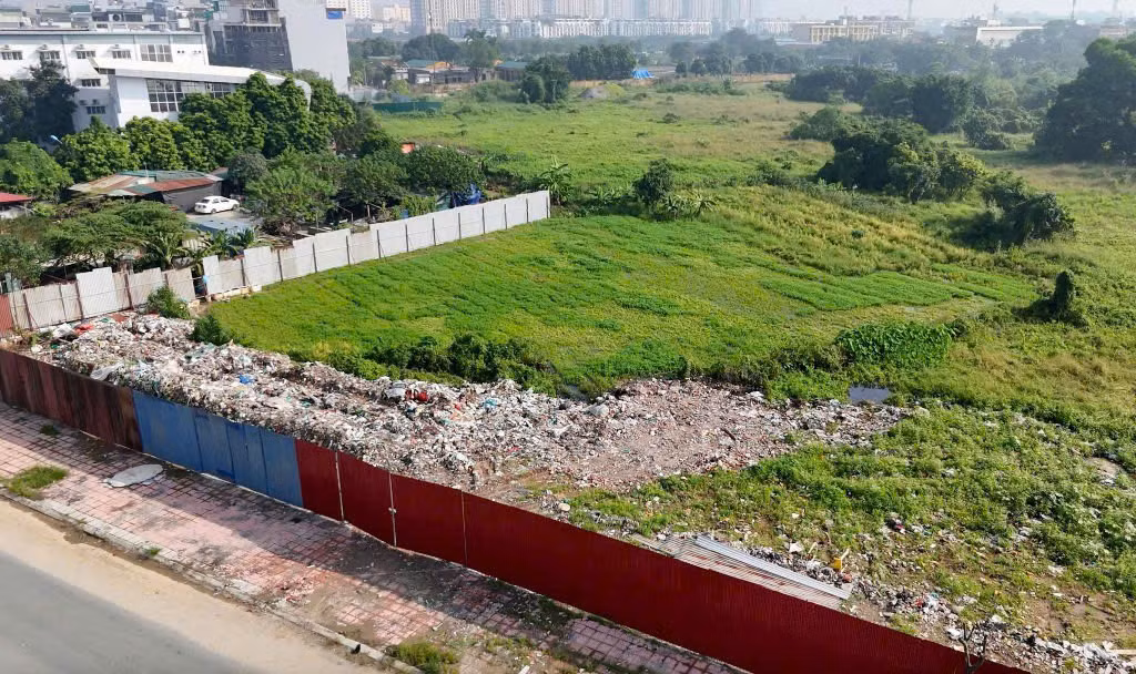 Hà Nội: Xe tải hạng nặng nối đuôi nhau chở đất, trạc thải xây dựng vào phố -0