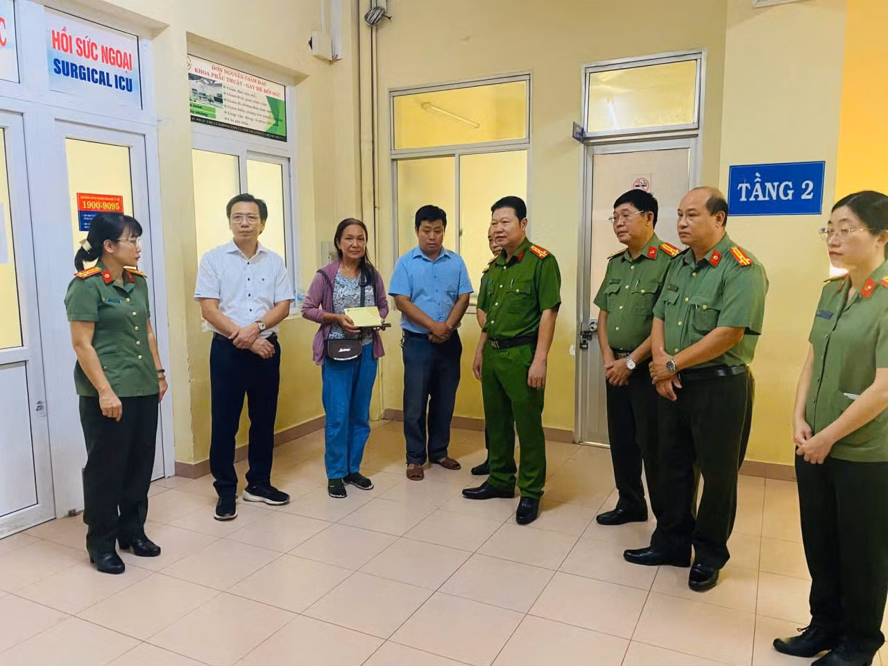 Động viên, hỗ trợ thành viên Tổ ANTT bị nạn khi đang tham gia phòng chống bão -0