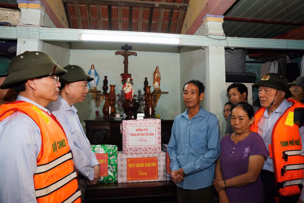 Tổng Bí thư Tô Lâm kiểm tra công tác khắc phục hậu quả mưa lũ tại Huế -0