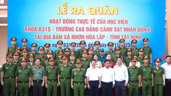 Hơn 1000 giáo viên và học viên Cảnh sát “3 cùng” với người dân Tây Ninh