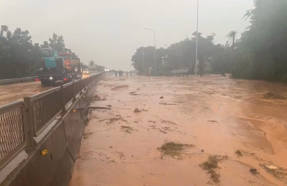 Nhanh chóng xử lý tình trạng lũ cát, nước đọng trên quốc lộ 1 và cao tốc Vĩnh Hảo - Phan Thiết -0
