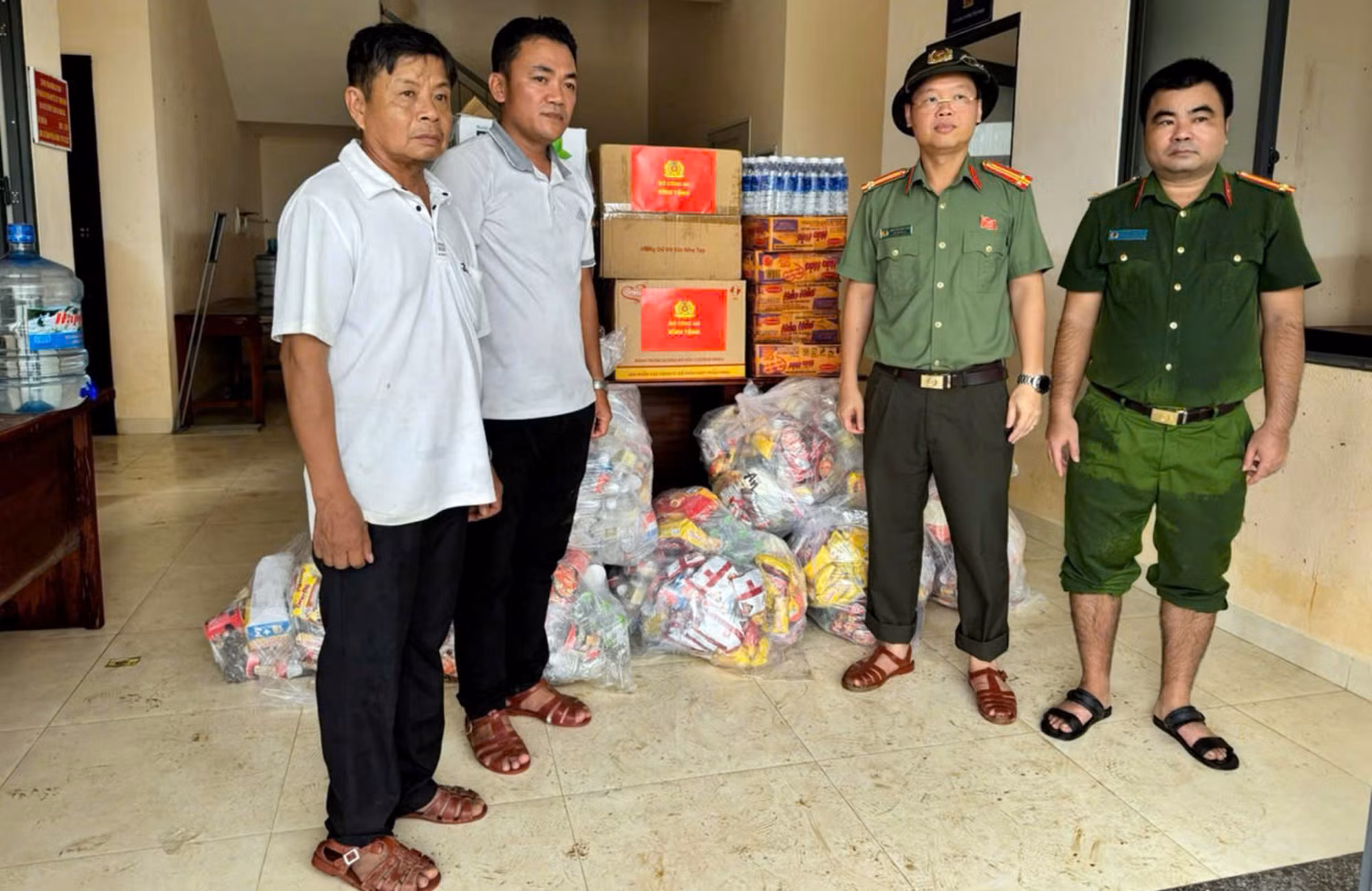 Ấm áp sự tri ân của cộng đồng cho lực lượng Công an sau cơn “đại hồng thủy” -0
