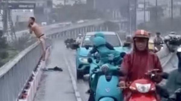 Tìm kiếm hai người nhảy cầu ở TP Hồ Chí Minh