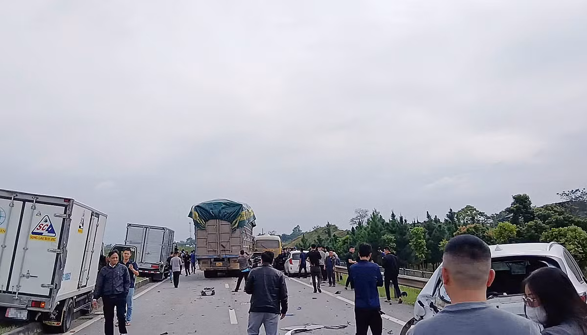 Tai nạn liên hoàn 6 ô tô trên cao tốc Hà Nội - Thái Nguyên -0