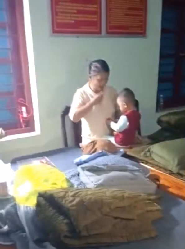 Công an Đắk Lắk cứu hộ kịp thời một gia đình bị sập nhà trong đêm bão -0