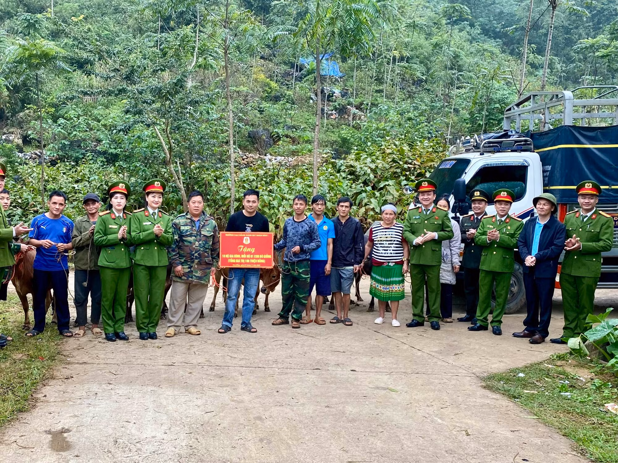 Trường Cao đẳng Cảnh sát nhân dân I trao quà cho bà con vùng lũ Cao Bằng -0