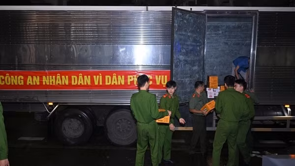 Bộ Công an khẩn trương vận chuyển hàng cứu trợ cho nhân dân vùng lũ