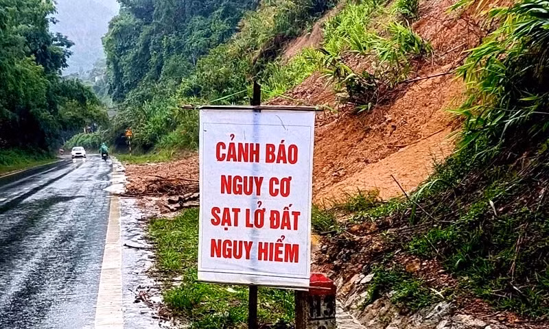Sạt lở bủa vây Quảng Trị sau những ngày mưa lũ lịch sử -0