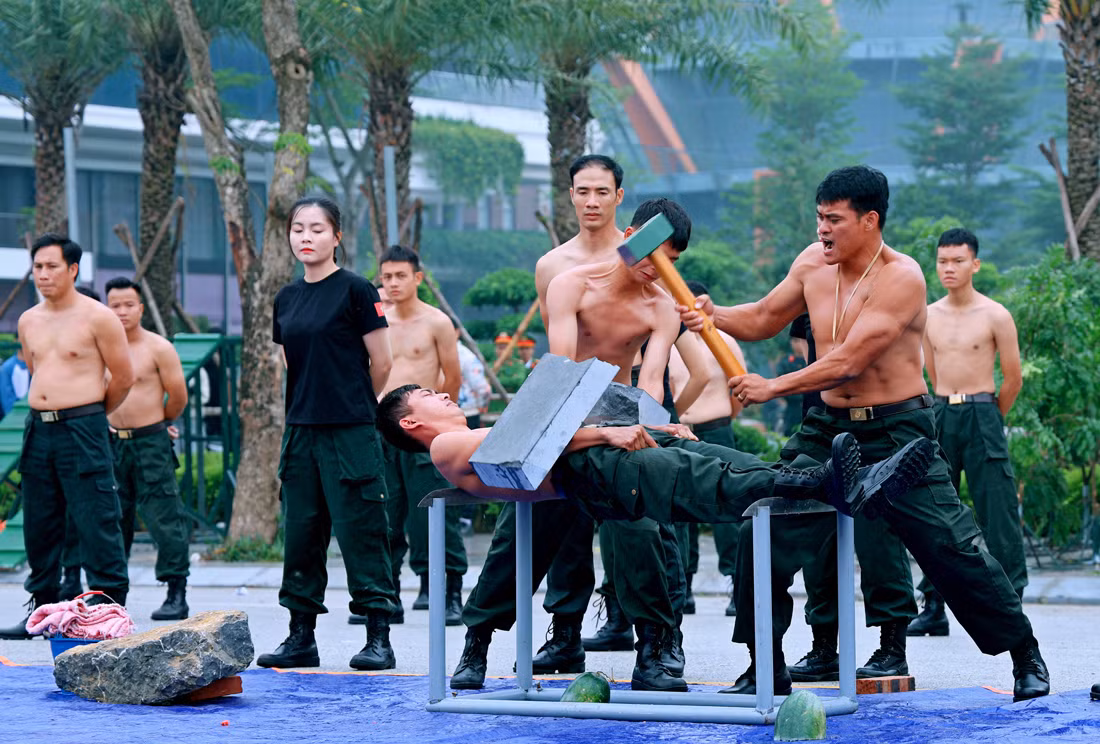 Mãn nhãn màn biểu diễn khí công, võ thuật của CSCĐ tinh nhuệ Công an Ninh Bình -4