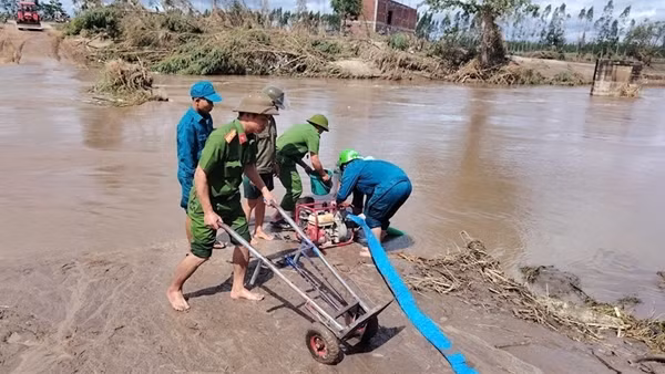 Công an Gia Lai có mặt tại mọi điểm “nóng” giúp dân khắc phục hậu quả cơn bão