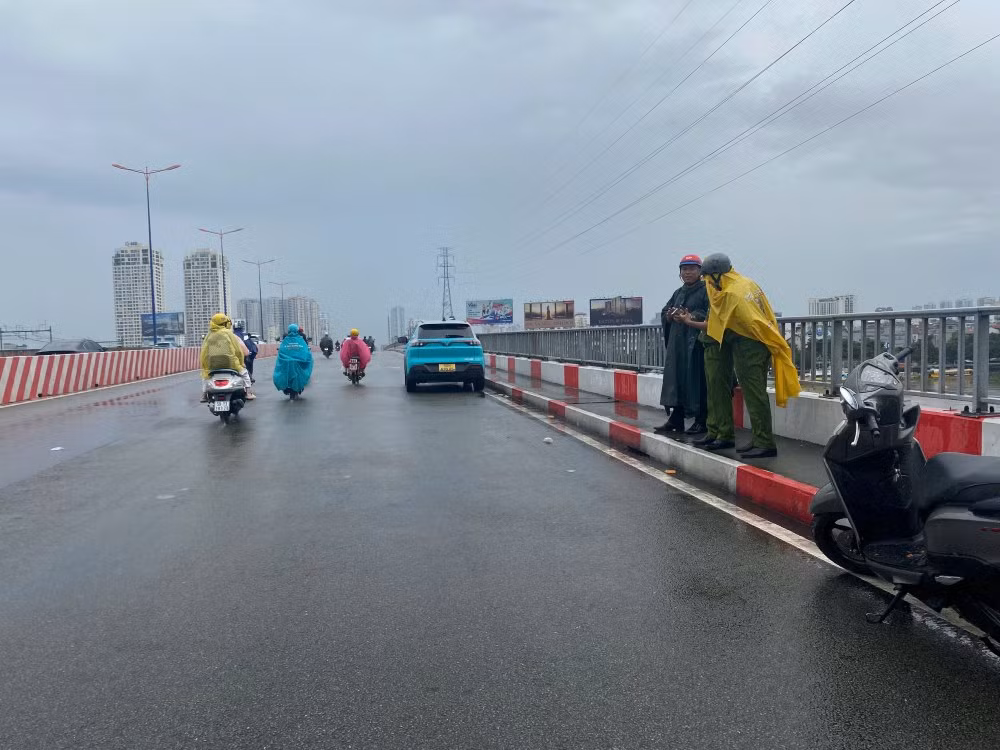 Tìm kiếm hai người nhảy cầu ở TP Hồ Chí Minh -1