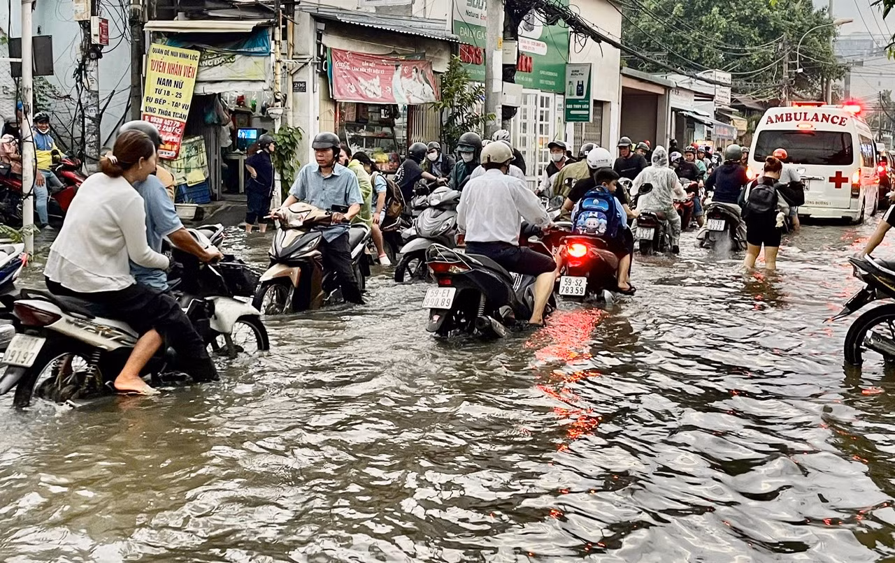 Triều cường kết hợp với mưa lớn khiến nhiều tuyến đường chìm trong nước -1