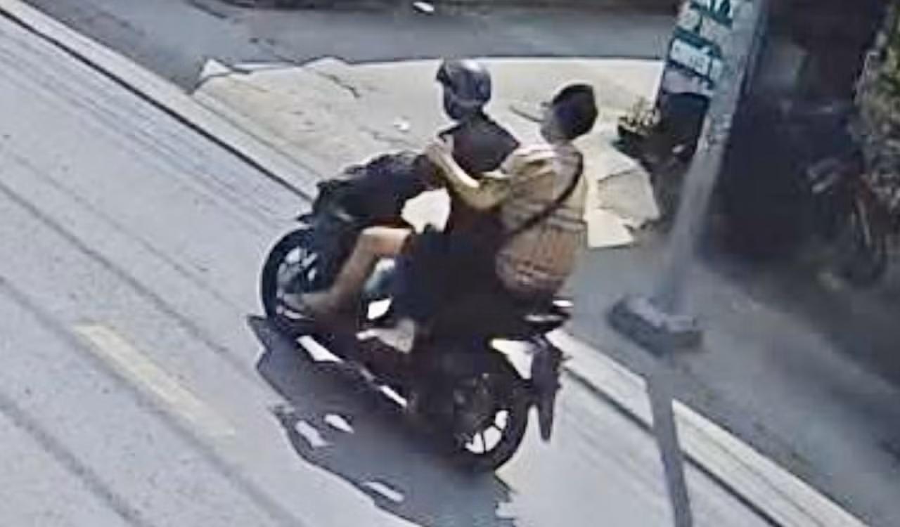Vờ hỏi mua vàng rồi giật chạy ra xe đồng bọn tẩu thoát -0