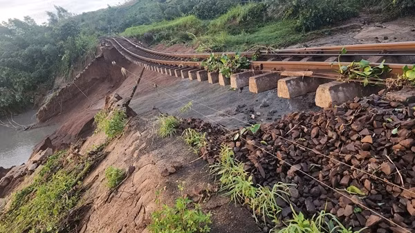 Huy động hàng trăm công nhân ngày đêm khắc phục sự cố nền đường sắt bị cuốn trôi