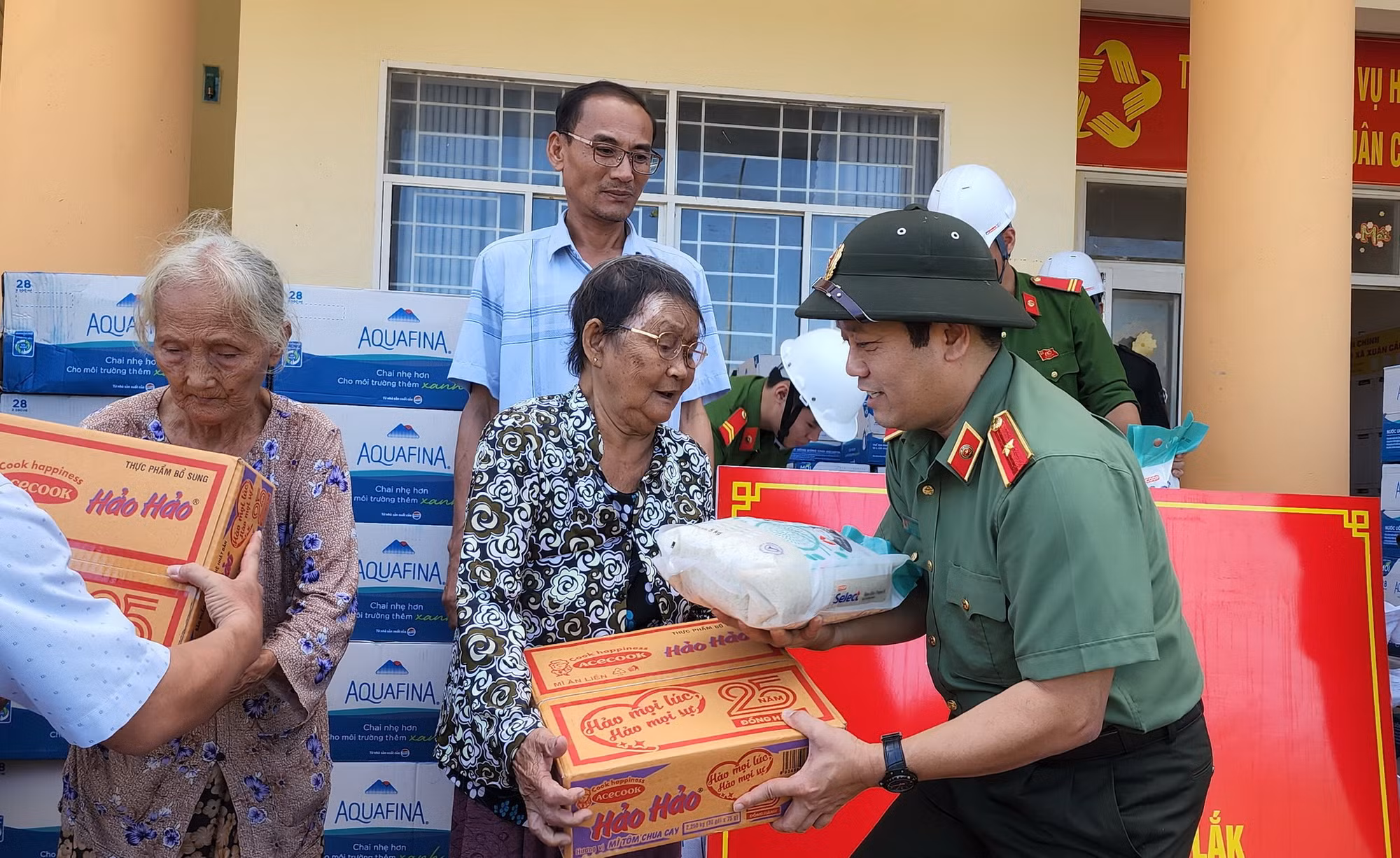 Ấm áp nghĩa tình 60 tấn hàng cứu trợ của Bộ Công an đến với người dân vùng bão lũ Đắk Lắk, Gia Lai -0