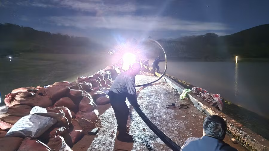 Trắng đêm cứu hồ 1,7 triệu mét khối nước nguy cơ bị vỡ đập -0