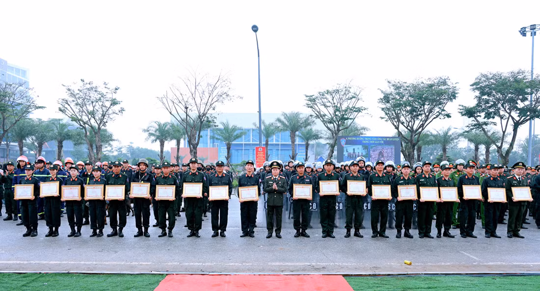 Mãn nhãn màn biểu diễn khí công, võ thuật của CSCĐ tinh nhuệ Công an Ninh Bình -0