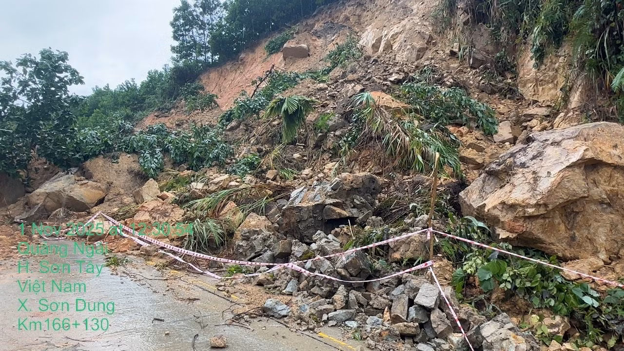 Bộ Xây dựng: 39 vị trí tắc đường đang được xử lý, nhiều tuyến huyết mạch đã thông trở lại -0