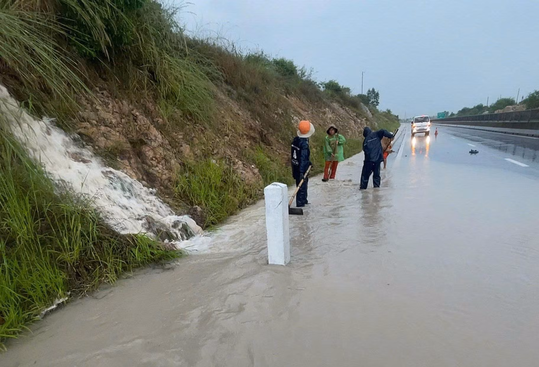 Nhanh chóng xử lý tình trạng lũ cát, nước đọng trên quốc lộ 1 và cao tốc Vĩnh Hảo - Phan Thiết -0