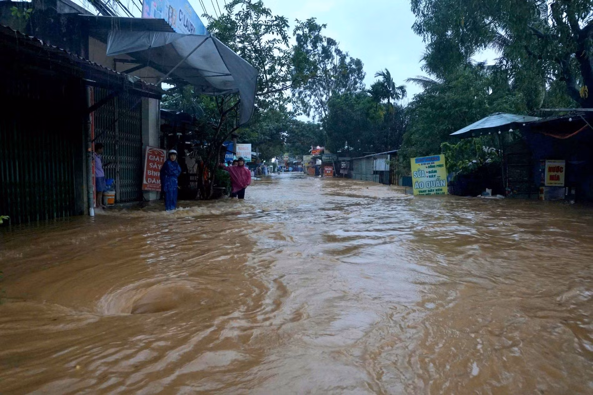 Mưa lớn suốt đêm, nhiều khu vực ở Đà Nẵng ngập sâu trở lại -1