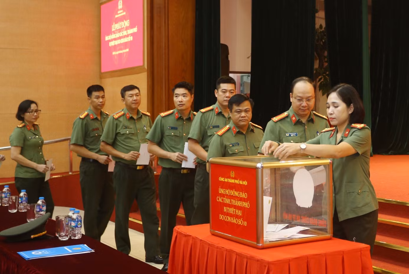 Công an TP Hà Nội chung tay hướng về đồng bào vùng lũ -0