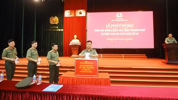Công an TP Hà Nội chung tay hướng về đồng bào vùng lũ