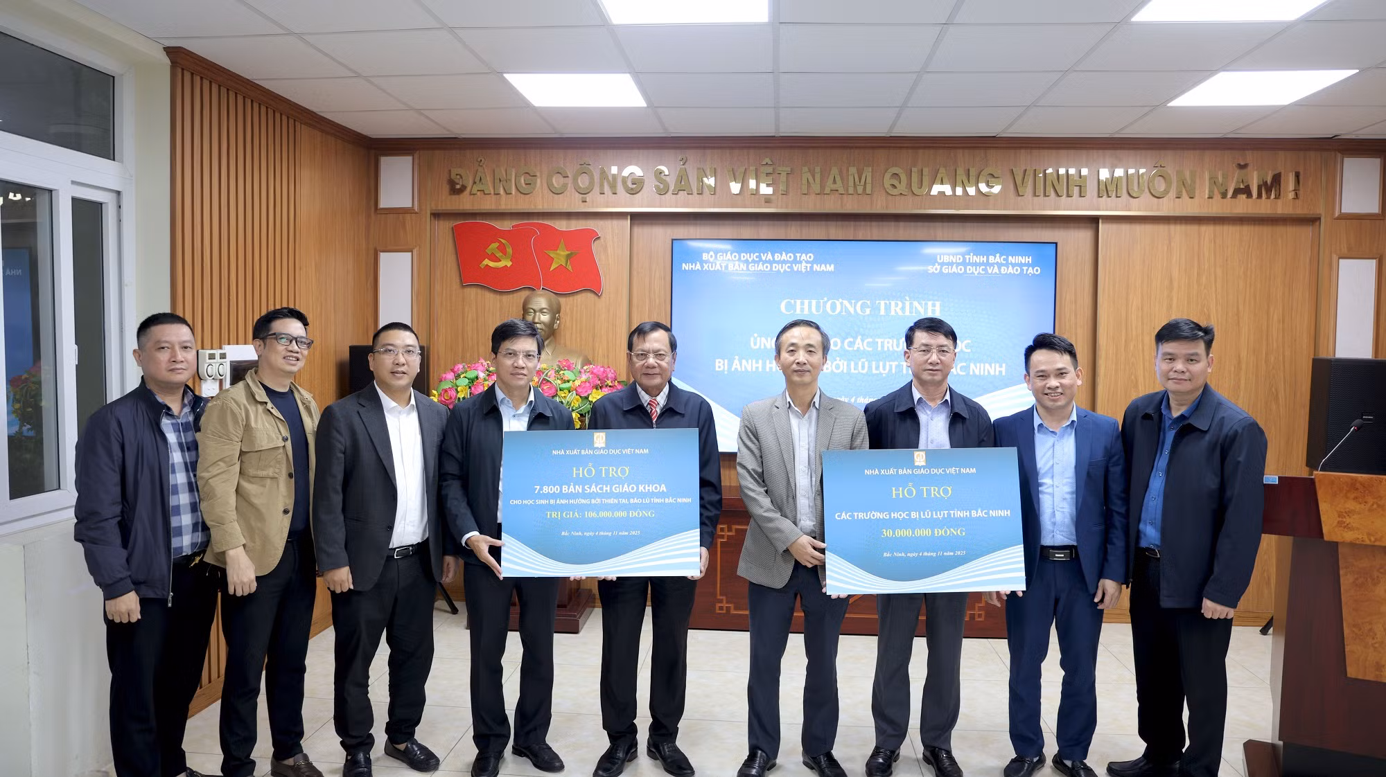 NXBGDVN dành 20 tỉ đồng để ủng hộ sách giáo khoa cho học sinh vùng bão lũ, vùng khó khăn -0