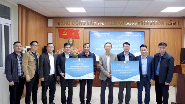 NXBGDVN dành 20 tỉ đồng để ủng hộ sách giáo khoa cho học sinh vùng bão lũ, vùng khó khăn
