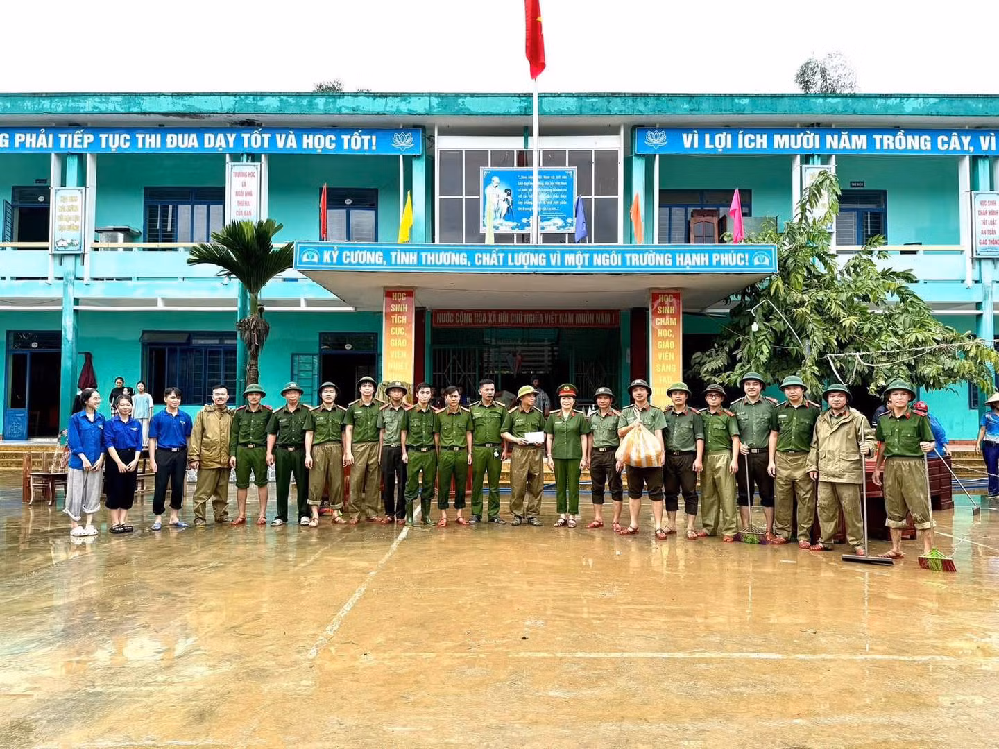 Hơn 3,5 tấn lương thực và 2.000 thùng nước sạch từ Bộ Công an đến tay người dân vùng lũ Đà Nẵng -0