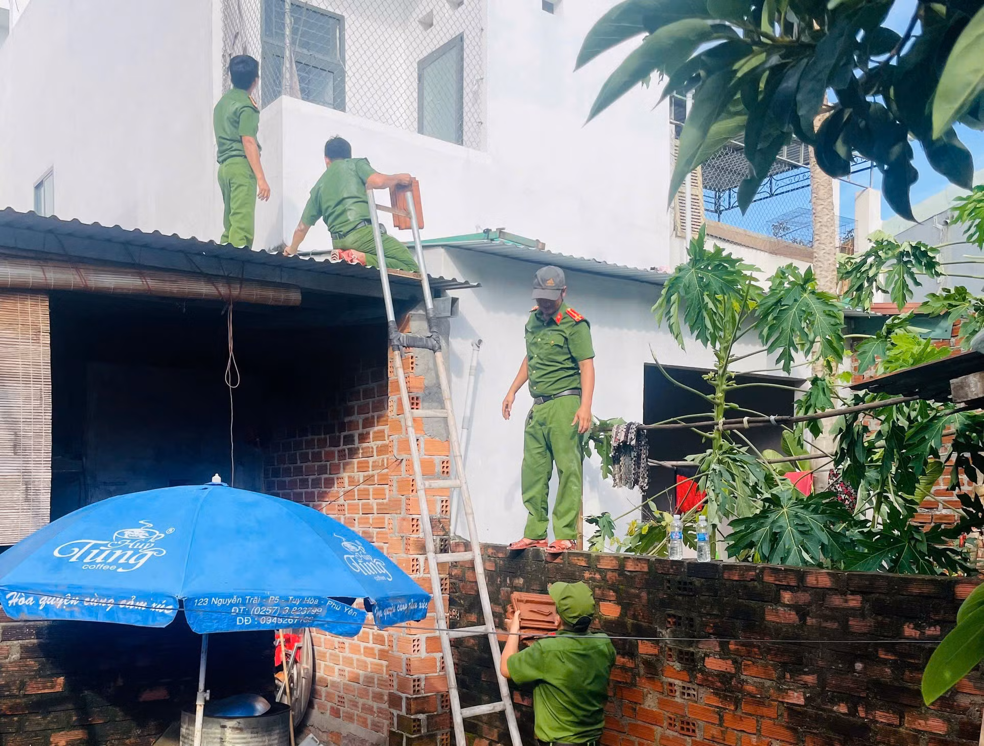 Lực lượng Công an giúp gia đình chính sách, neo người khắc phục nhà sau bão -0