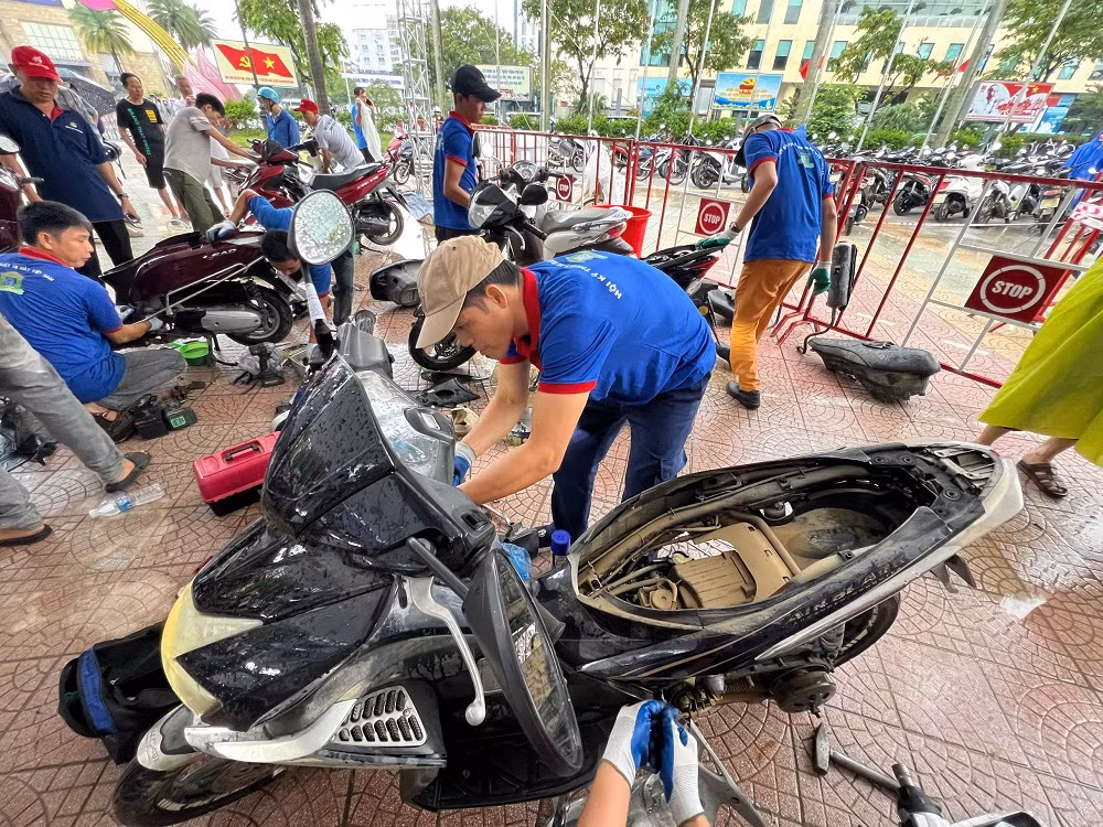 20 sinh viên theo học tại Đà Nẵng ra Huế hỗ trợ sữa miễn phí hàng ngàn xe máy bị ngập lụt -0