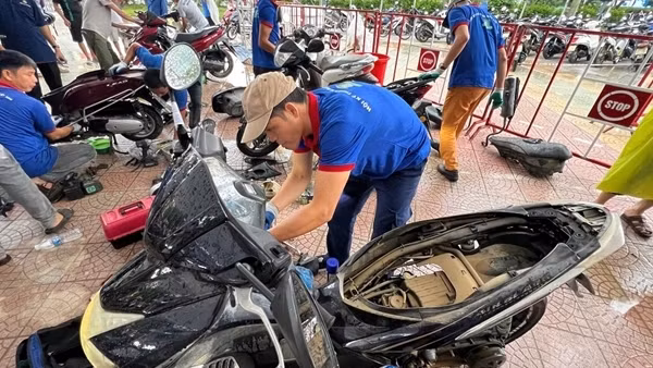 20 sinh viên theo học tại Đà Nẵng ra Huế hỗ trợ sửa miễn phí hàng ngàn xe máy bị ngập lụt