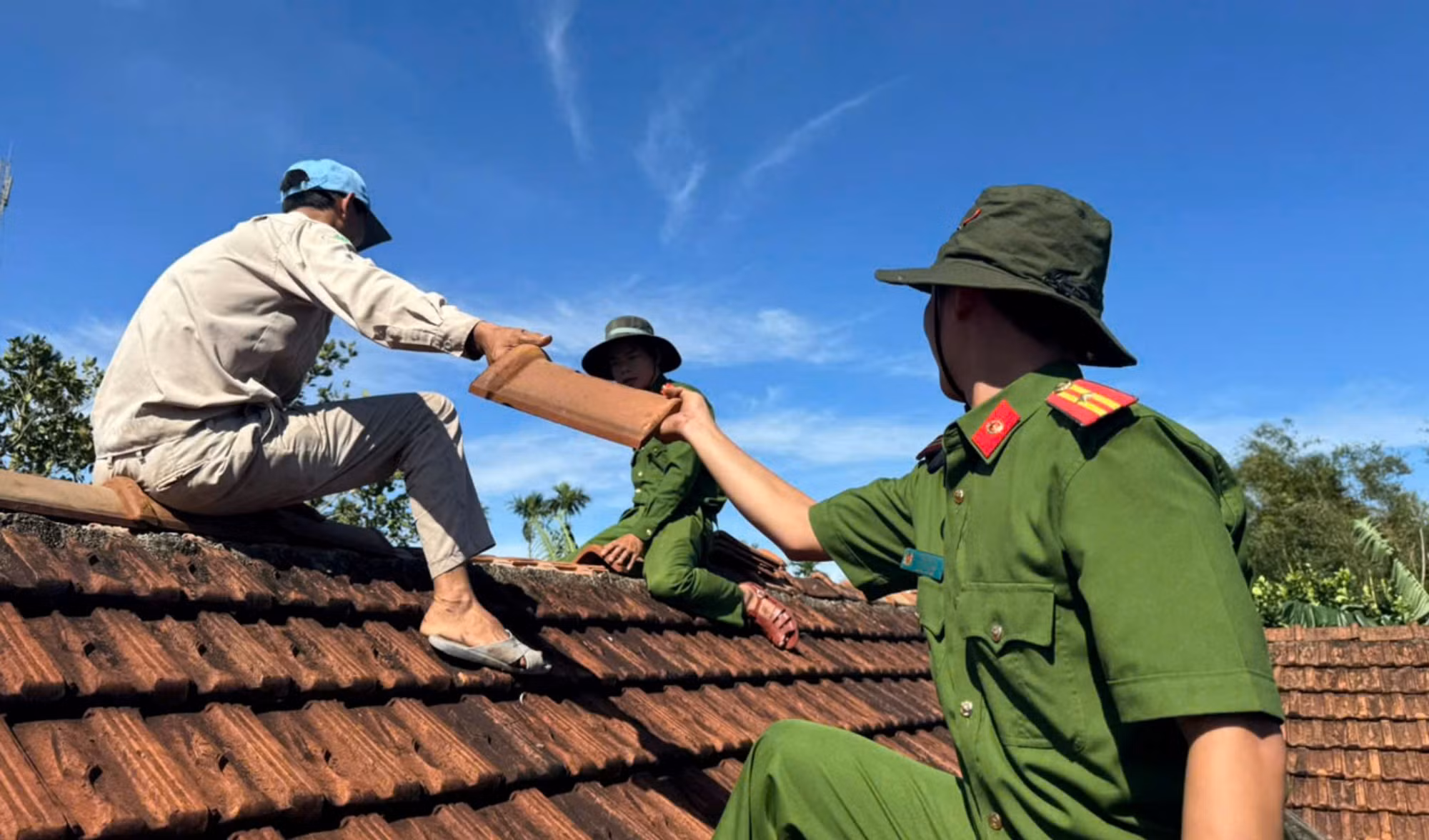 Lực lượng Công an khẩn trương hỗ trợ người dân khắc phục hậu quả bão số 13 -0